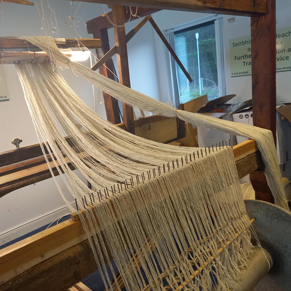 A thick long rope-like green woolen string.